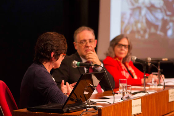 A conferencista Nísia Trindade Lima e, ao fundo, o presidente da ABL Acadêmico Marco Lucchesi e a Acadêmica Rosiska Darcy de Oliveira